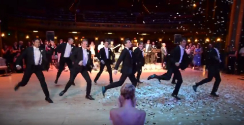 Bailarino apresenta dança incrível para a noiva no dia do casamento