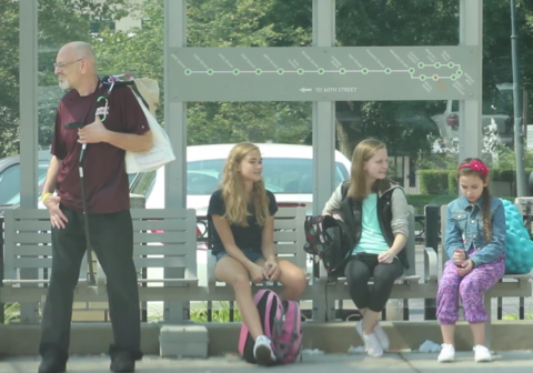 Estranhos defendem menina que sofria bullying