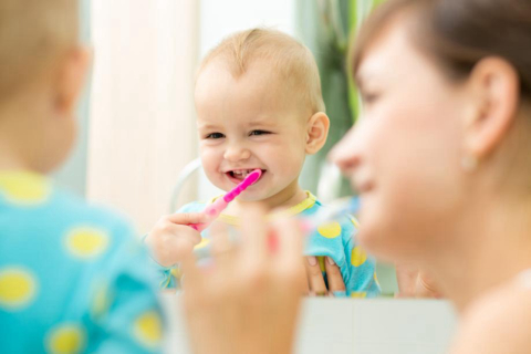 Escovar os dentes na infância pode ser mais divertido