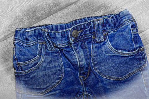 Útil, sim! Entenda a função do bolso pequeno da calça jeans
