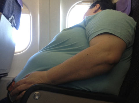 Airbus projeta banco ajustável para passageiros obesos