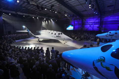 16 meses após a destruição da primeira, Virgin Galactic revela nova nave espacial para turistas