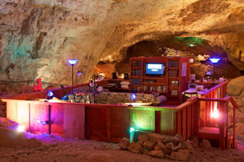 Conheça a suíte em caverna do deserto a 67 metros de profundidade