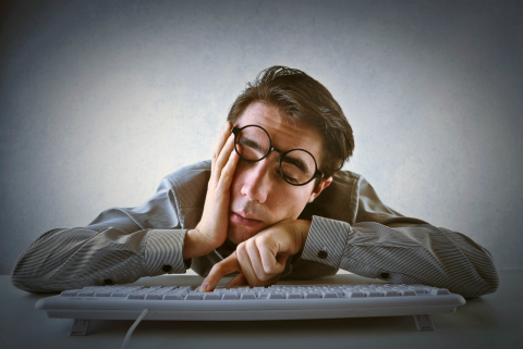 7 motivos pelos quais você sente muito sono durante o dia