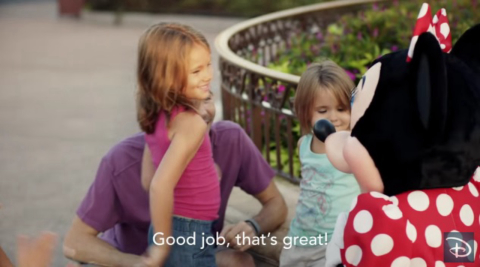 Minnie aprende linguagem de sinais para surpreender menina na Disney