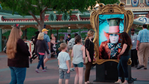 Johnny Depp surpreende fãs como Chapeleiro Maluco em outdoor animado na Disney