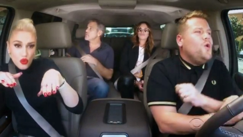 Gwen Stefani canta com George Clooney e Julia Roberts em carro