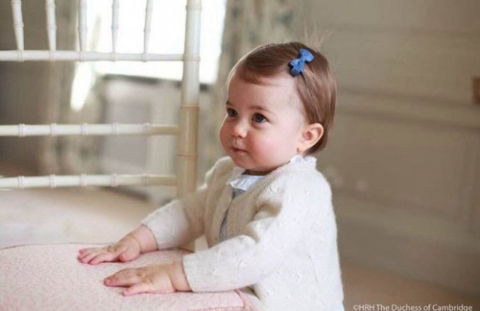 Família real divulga mais fotos da princesa Charlotte, que completa 1 ano nesta segunda