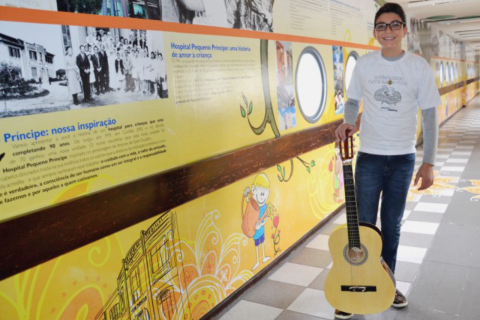 Pacientes do Hospital Pequeno Príncipe recebem visita do vencedor do The Voice Kids