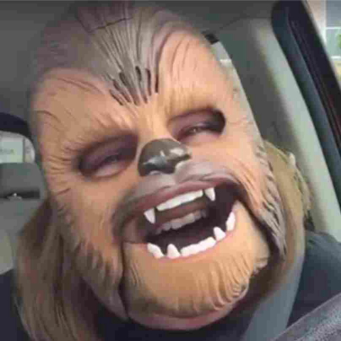Após ‘viralizar’ na web, ‘Mamãe Chewbacca’ ganha sua versão boneco