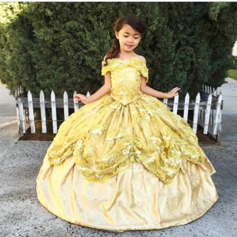 Pai criativo costura vestidos das princesas da Disney para filha