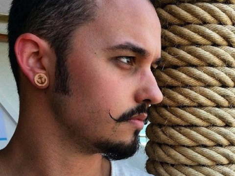 Eles contam os segredos por trás do bigode estilo Salvador Dalí