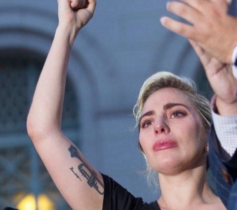 Lady Gaga chora durante homenagem às vítimas do massacre em Orlando