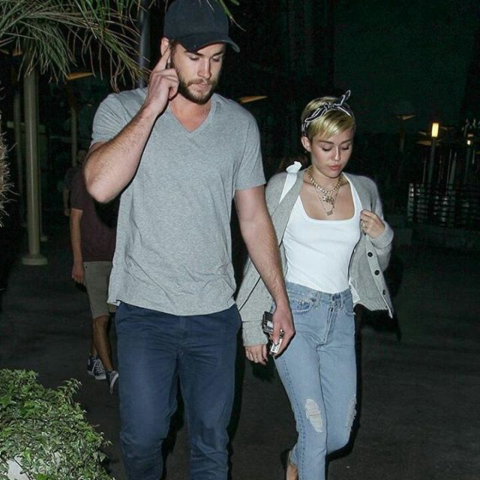 Miley Cyrus e Liam Hemsworth anunciam casamento