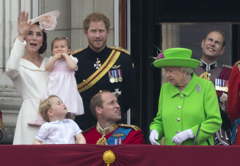 Até o príncipe William obedece a avó. Veja a bronca da rainha!