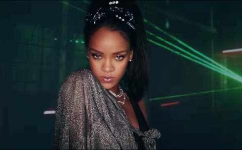 Rihanna usa TCC de estudante de moda como figurino em videoclipe