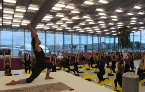 Aeroporto de Paris oferece prática gratuita de yoga em salões de embarque