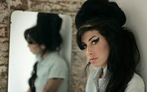 5 anos sem Amy Winehouse: relembre seus looks cheios de atitude