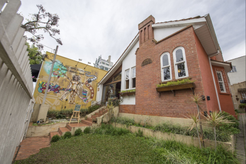 Casa 102 é reduto de moda autoral e sustentável em Curitiba
