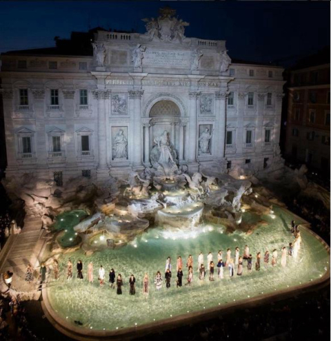 Fendi comemora 90 anos com desfile na Fontana di Trevi