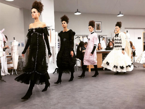 Karl Lagerfeld faz do Grand Palais seu ateliê durante desfile