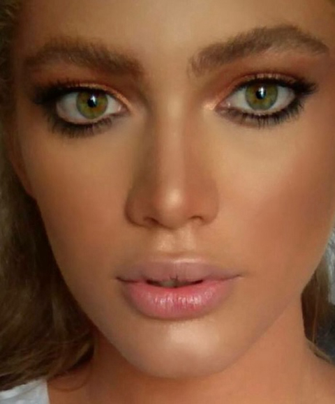 Modelo brasileira transexual se torna porta-voz de marca internacional