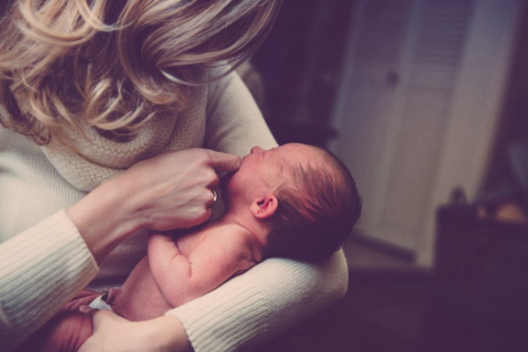 Luz baixa ajuda mãe e bebê na hora do parto, diz estudo