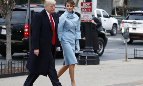 Em posse, cor escolhida por Melania Trump reflete discurso contrário ao do marido