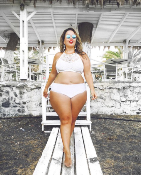 Modelo plus size da Playboy diz de qual biquíni gosta mais