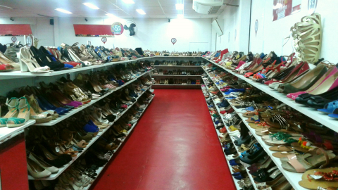 A Barateira abre feira de sapatos com marcas famosas pela metade do preço