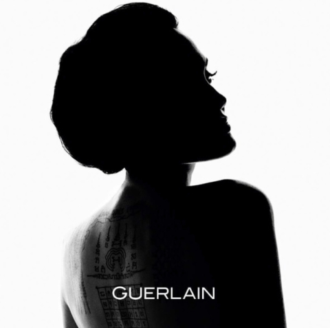 Angelina Jolie estrela campanha de perfume