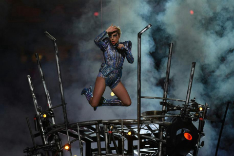 Lady Gaga rouba a cena com look brilhante no show de intervalo do Super Bowl