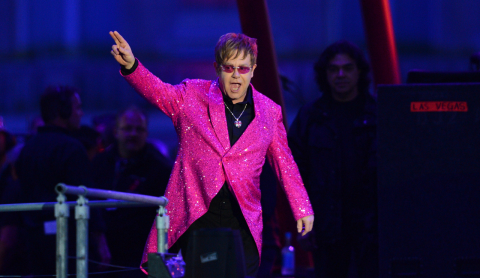 Confira a evolução do estilo do cantor Elton John
