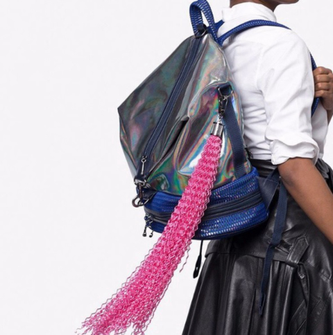 Karol Conka lança linha de bolsas e gera críticas por causa dos preços