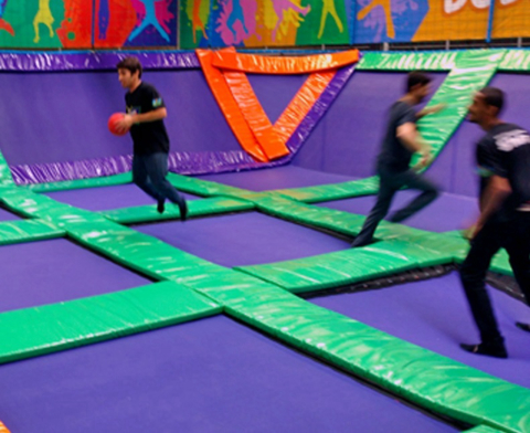 Cama elástica gigante é atração de shopping na região de Curitiba