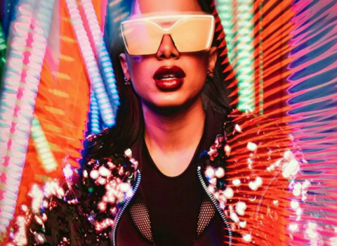 Anitta lança coleção de óculos para adultos e também para crianças