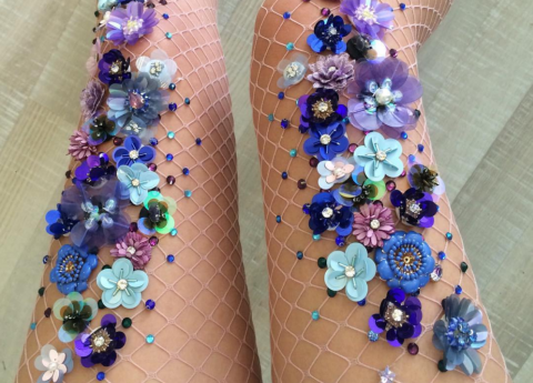 Designer aposta em meias-calças bordadas à mão e faz sucesso na moda