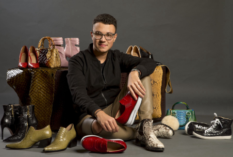 Estilista gaúcho trabalha há 10 anos em projeto de bota para Lady Gaga