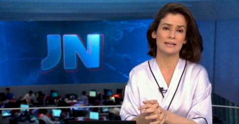 Renata Vasconcellos usa quimono para apresentar JN e causa estranhamento