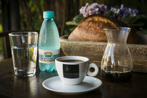 Ritual do cafezinho: o copo de água vem antes ou depois?