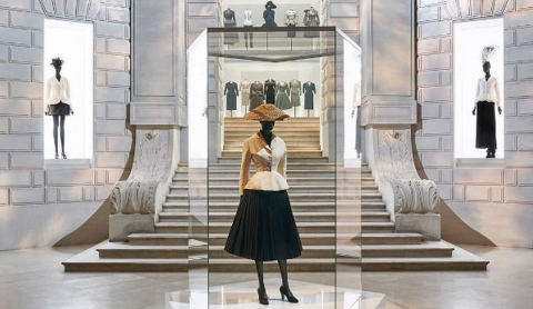 Dior lança maior exposição de moda já realizada em Paris