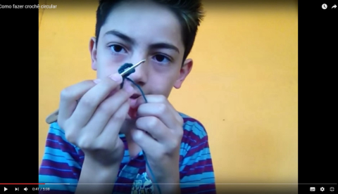 Menino de 12 anos faz sucesso ensinando a fazer crochê no YouTube