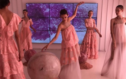 Rosa millennial e cílios tingidos são destaque nos desfiles da SPFW