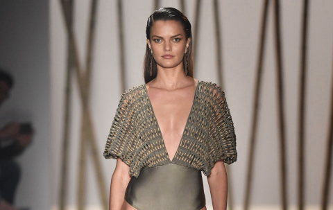 Do beachwear ao urbano chic, biquínis e maiôs saem da praia e ganham o asfalto