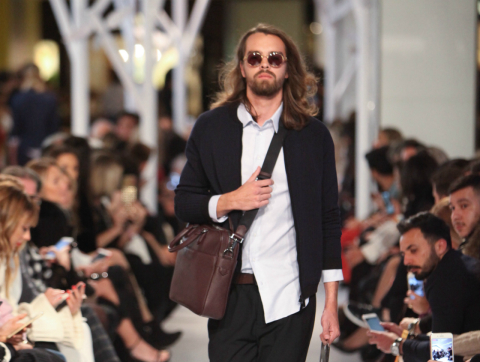 Tendências de moda masculina para primavera/verão vão do xadrez ao azul monocromático