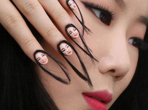 Com “unhas selfie”, artista reproduz cabelo e expressões faciais do próprio rosto