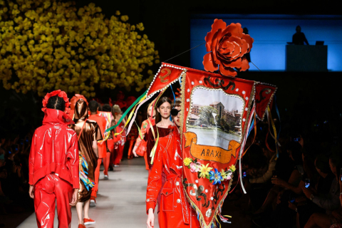 Compositor de “Maria Maria” recebe homenagem em desfile de abertura do Minas Trend