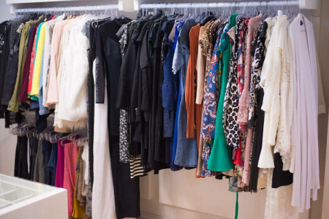 Roupa por assinatura permite variar peças sem gastar muito nem lotar o armário