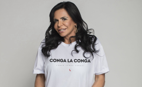 Gretchen assina coleção inédita de camisetas com memes e trechos de música