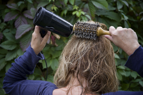 Por que as mulheres estão deixando de usar secador de cabelo?